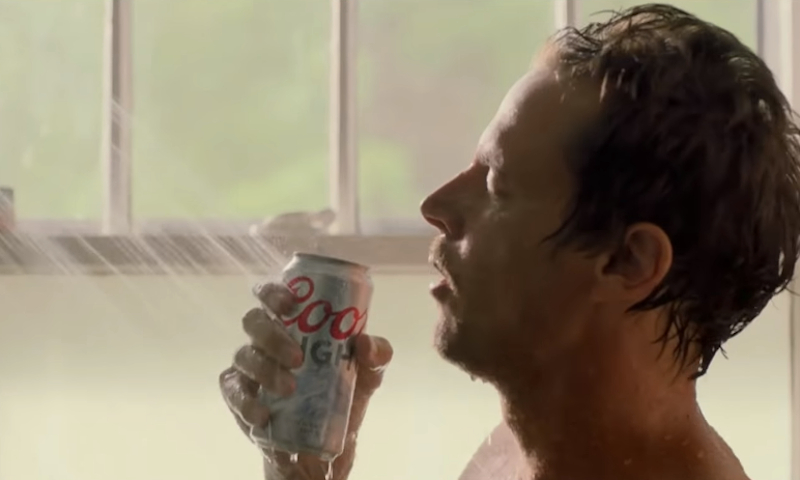 Coors Light bier onder de douche